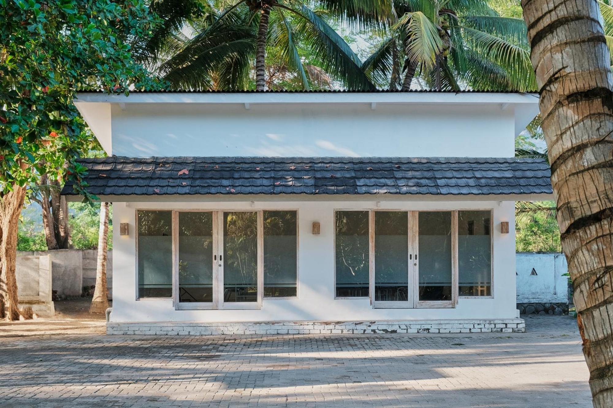 Myamo Beach Lodge Jereweh Exterior photo